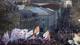 Tisíce lidí si v Moskvě pochodem připomnělo první výročí od zavraždění opozičního politika Borise Němcova.