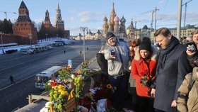 Tisíce lidí si v Moskvě pochodem připomnělo první výročí od zavraždění opozičního politika Borise Němcova.