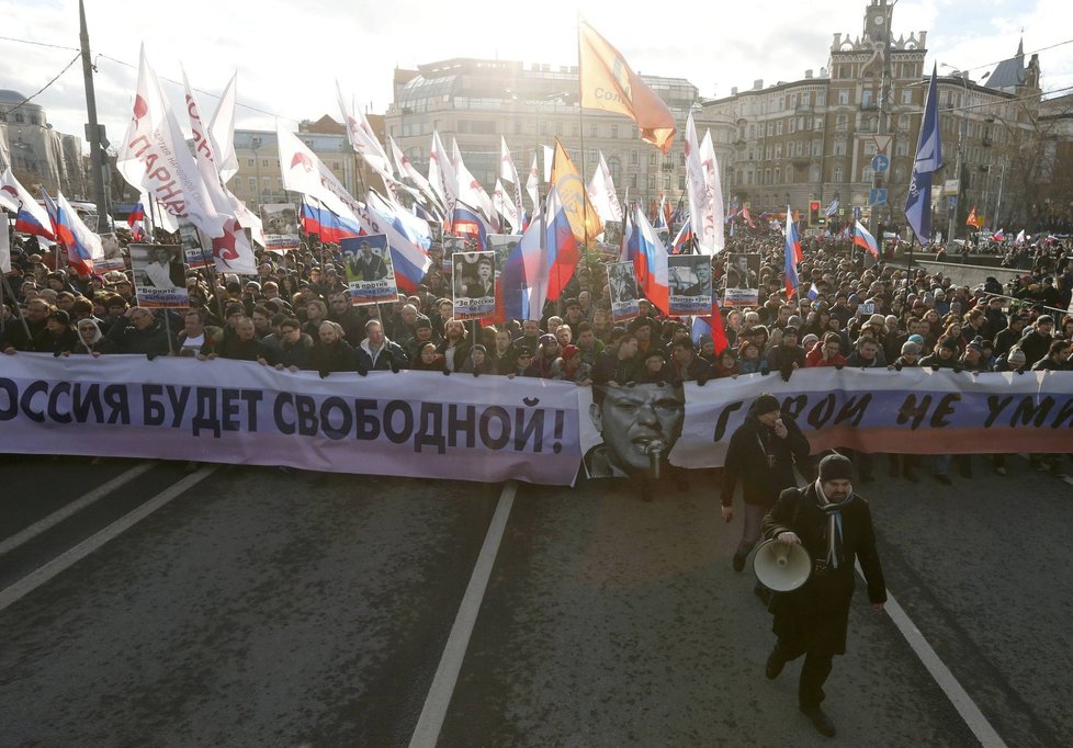 Tisíce lidí si v Moskvě pochodem připomněly první výročí od zavraždění opozičního politika Borise Němcova.