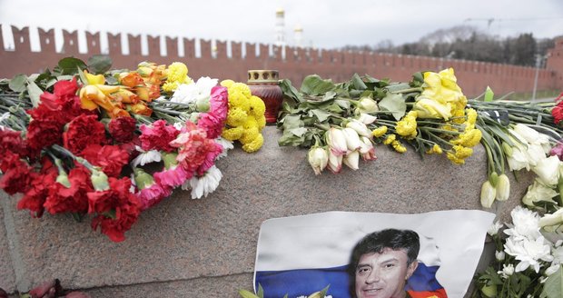 Němcov nemá klid ani po smrti: Vandalové poškodili jeho pomník!