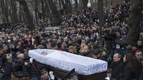 Rakev s Němcovovým tělem se vydala na cestu na hřbitov přes ulice Moskvy