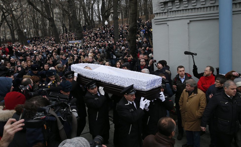 Němcov je v rakvi odnášen na místo posledního odpočinku