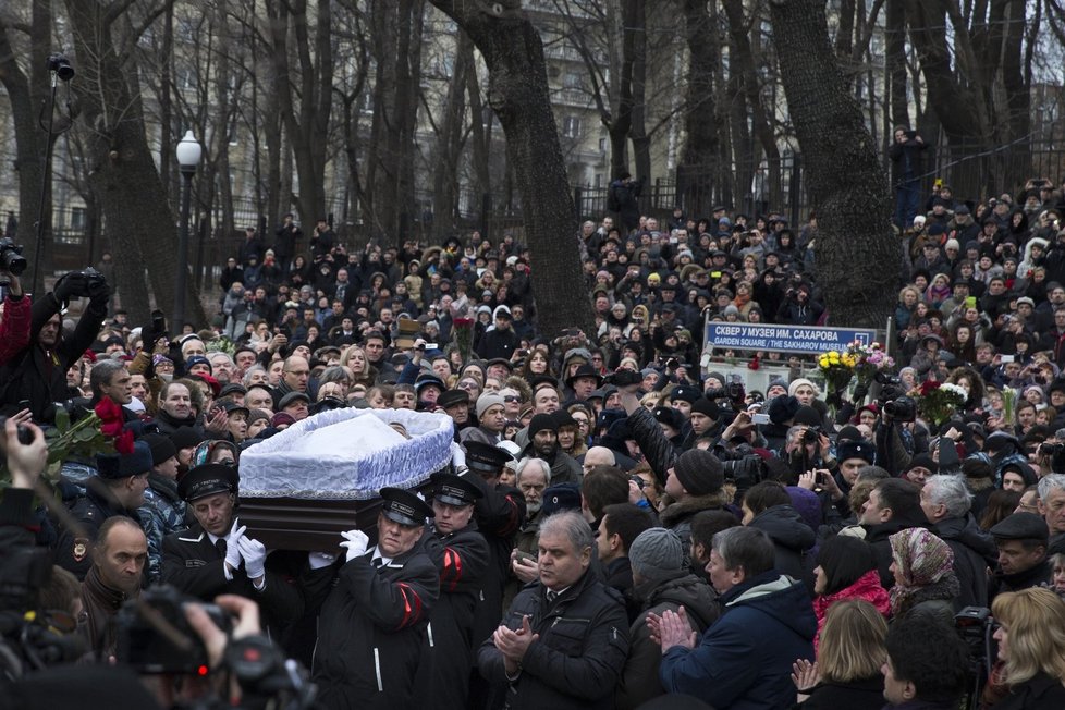 Němcov je v rakvi odnášen na místo posledního odpočinku