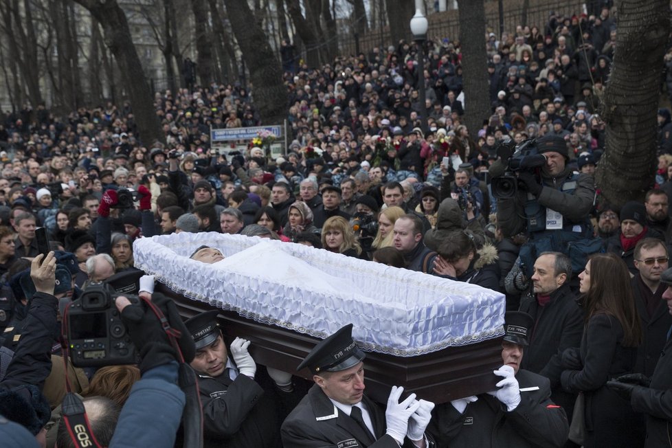 Rakev s Němcovovým tělem se vydala na cestu na hřbitov přes ulice Moskvy