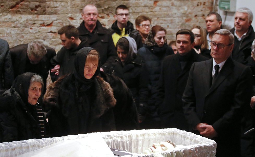 Truchlící nad rakví Borise Němcova
