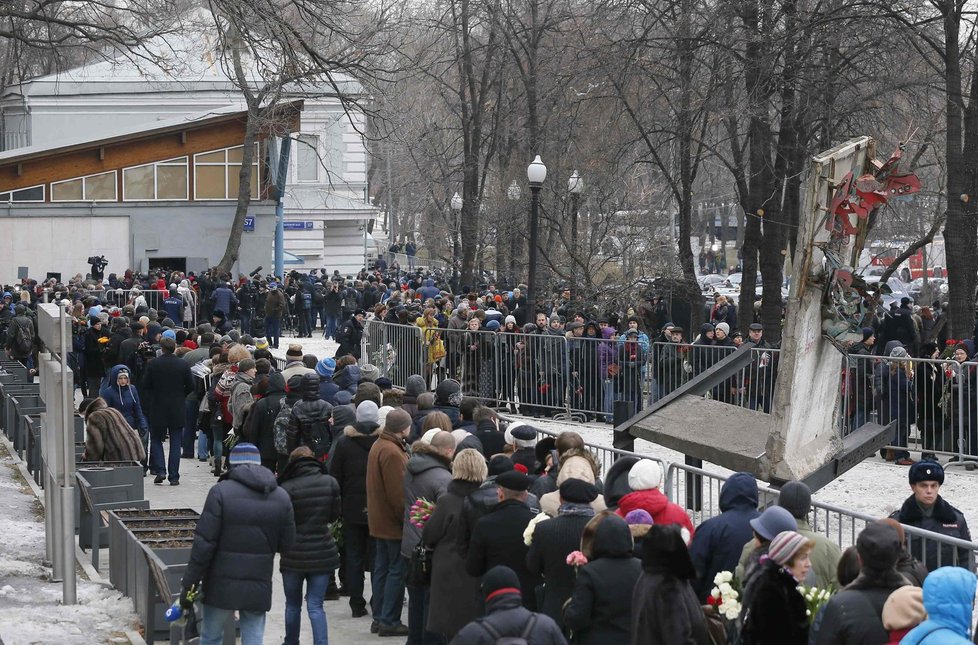 Zástupy lidí se přišly rozloučit s Borisem Němcovem