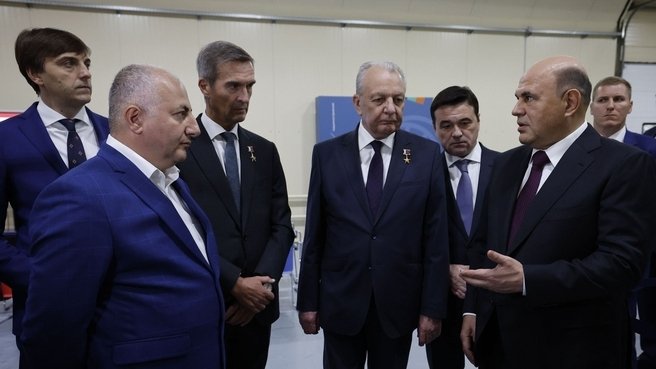 Boris Obnosov (třetí zleva) s premiérem Michailem Mišustinem.