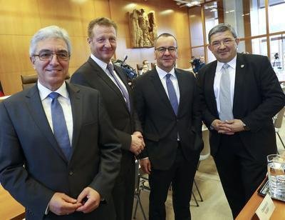 Německý ministr Boris Pistorius (druhý zprava)