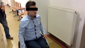 Boris T. (19) nikdy nezapomene na školní exkurzi na židovském hřbitově před šesti lety. Zavalil ho několikasetkilový náhrobek, poté ochrnul.