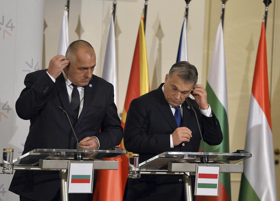 Mimořádný summit zemí visegrádské skupiny, Makedonie a Bulharska 15. února v Praze. Zleva bulharský premiér Bojko Borisov a maďarský premiér Viktor Orbán na tiskové konferenci.