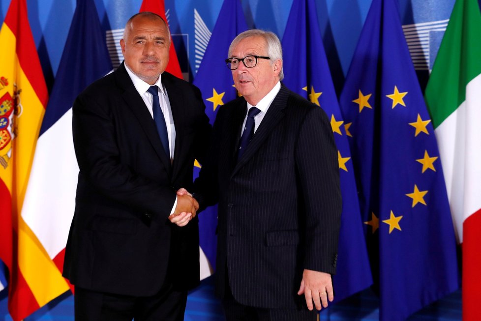 Bulharský premiér Bojko Borisov se šéfem Evropské komise Junckerem na summitu v Bruselu.