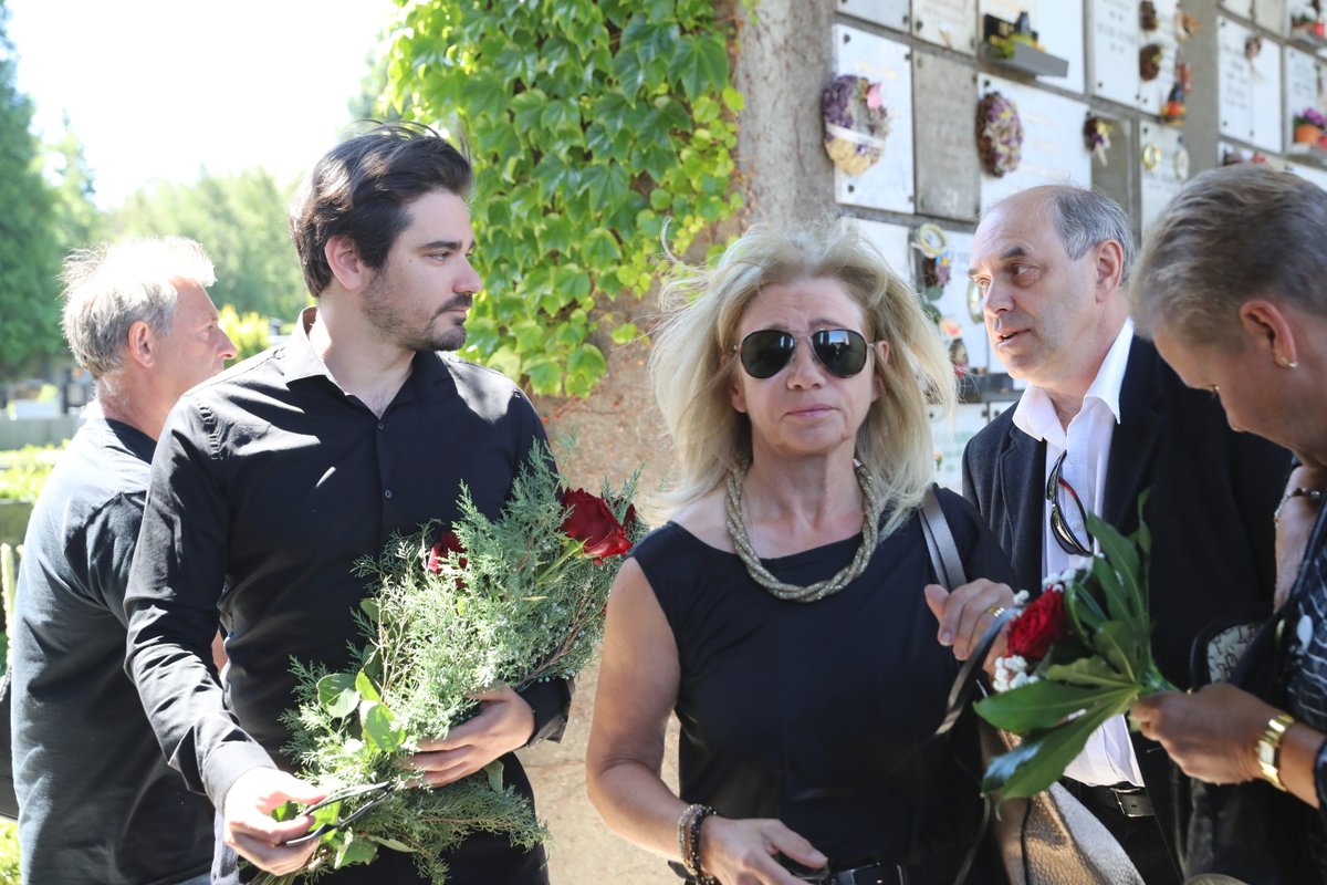 Vojta Kotek s maminkou Alenou na pohřbu Bořivoje Pence