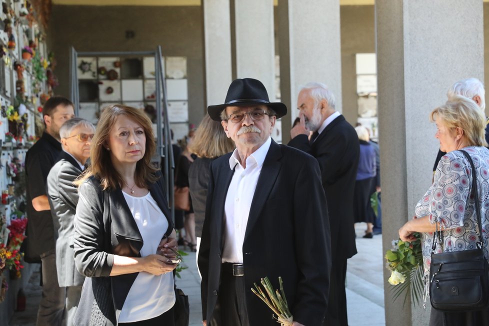 Jaroslav Uhlíř s manželkou na pohřbu Bořivoje Pence