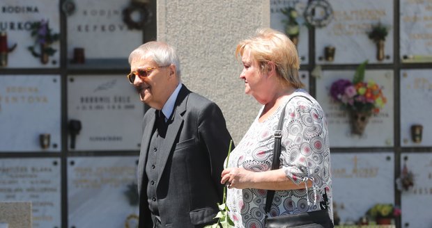Miloň Čepelka s manželkou na pohřbu Bořivoje Pence