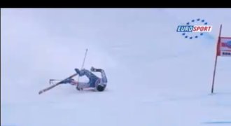 VIDEO: Hrůzný pád lyžařů! Byli hospitalizováni