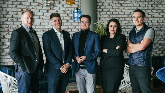 Na fotografii zleva: Jiří Skopový (Seed Starter), Zenon Sliwka (Born Digital), Tomáš Malovec (Born Digital), Beata Vörösová (Seed Starter) a David Polach (J&T Ventures)