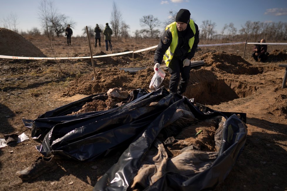 Boroďanka, Kyjevská oblast: Exhumace civilistů zabitých skoro před rokem (2. 3. 2023).