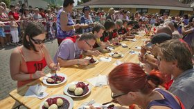 Soutěž jedlíků při oslavách Borůvkobraní 2013