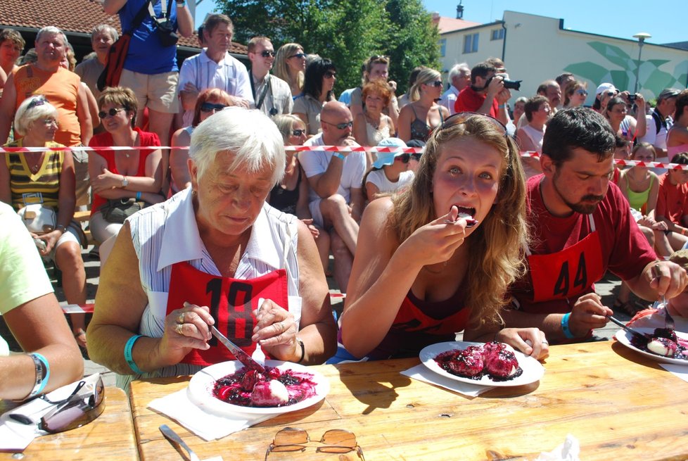 Soutěž jedlíků při oslavách Borůvkobraní 2010