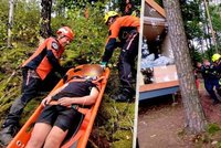 Muž u Borovnice spadl ze srázu a padal 40 metrů: Z těžkého terénu ho zachraňovali lezci