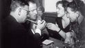 Filozof Jean-Paul Sartre s dýmkou a spisovatelkou Simone de Beauvoirovou dělají společnost manželům Vianovým