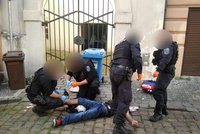 Na ulici se zmítal ve vlastní krvi! Kolabujícímu narkomanovi zachránili pražští strážníci život