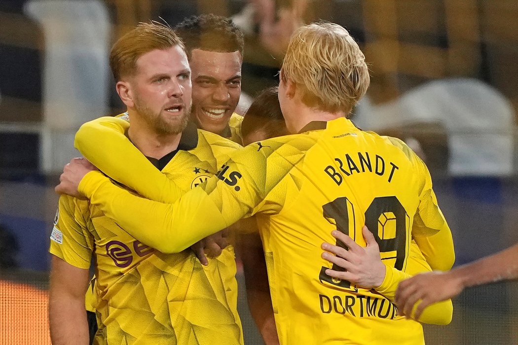 Hráči Borussie Dortmund slaví vedoucí branku Niclase Füllkruga