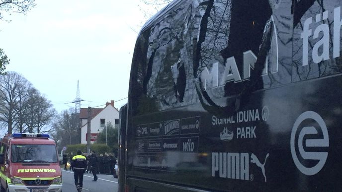 Autobus fotbalistů Borussie Dortmund poškozený výbuchem