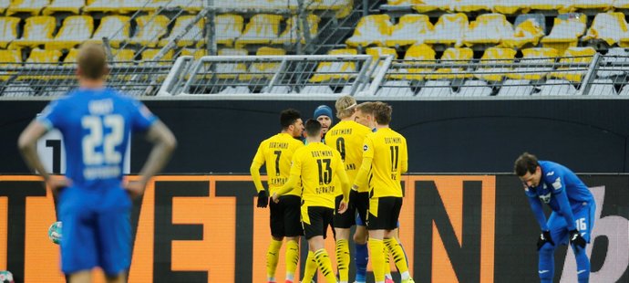 Fotbalisté Borussie Dortmund oslavují gól v zápase s Hoffenheimem