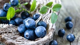 Jednou ze superpotravin jsou i borůvky. Jsou plné antioxidantů, a navíc urychlují spalování břišních tuků.