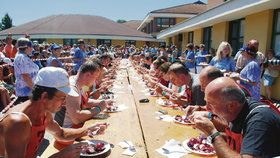 Soutěž jedlíků při oslavách Borůvkobraní 2010