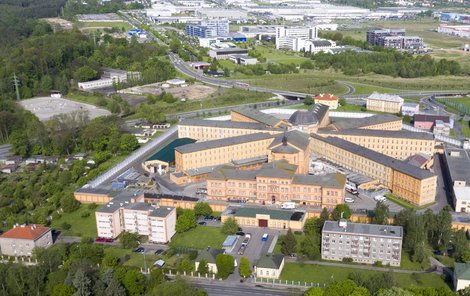 Letecký pohled na největší českou věznici.