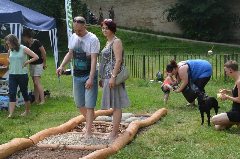 Desítky Pražanů přijely vyzkoušet si novou bosí stezku.