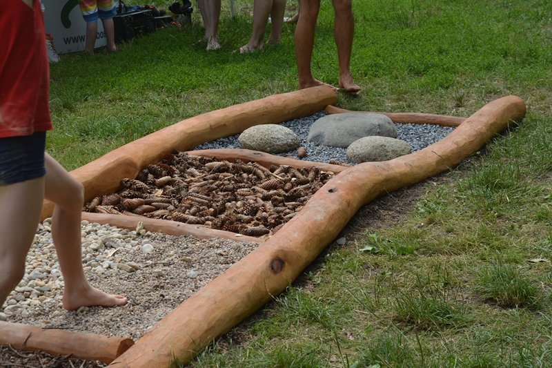 Desítky Pražanů přijely vyzkoušet si novou bosí stezku.