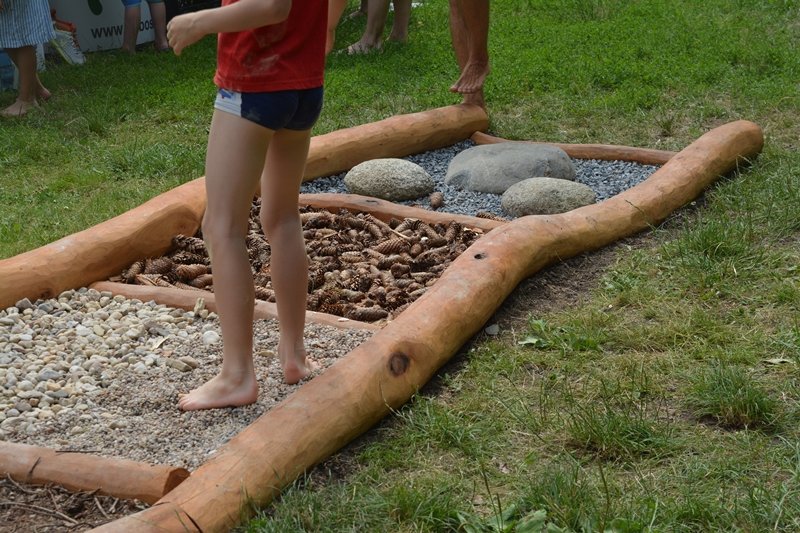 Desítky Pražanů přijely vyzkoušet si novou bosí stezku.