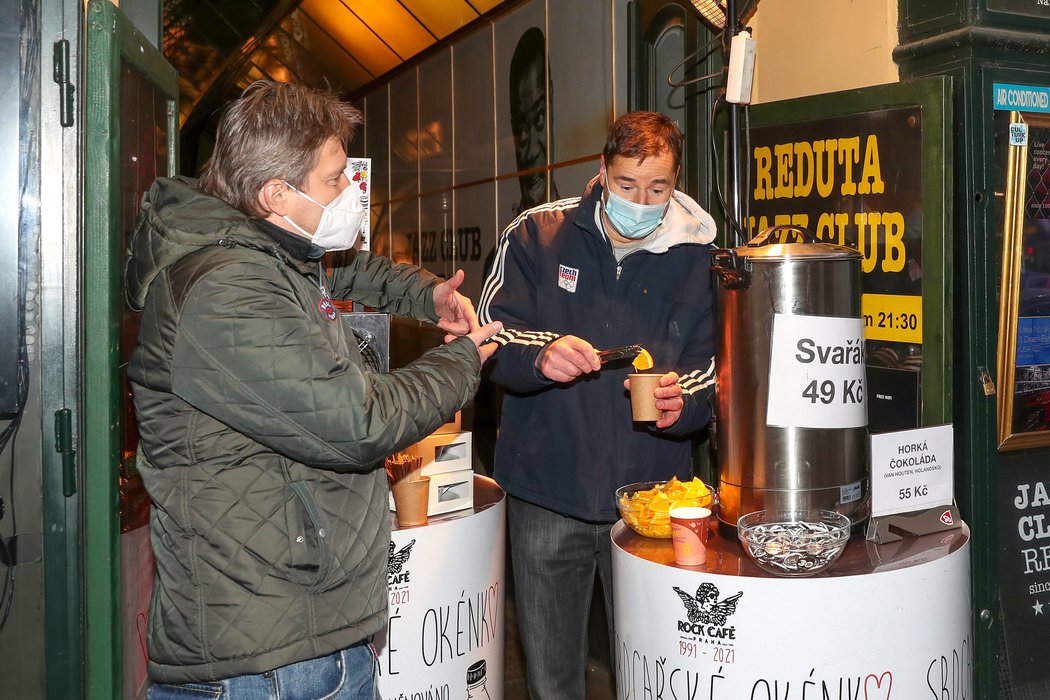 Z místa konání šampionátu je nešťastný i Jaromír Bosák (na fotce s Robertem Zárubou)