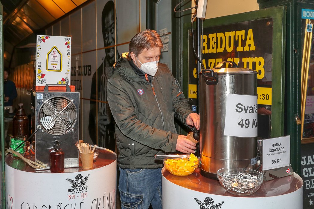 Televizní komentátoři Jaromír Bosák a Robert Záruba prodávali občerstvení pro dobrou věc.