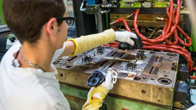 Operátorka vstřikovacího stroje odebírá již vyrobené plastové díly se záliskem v českobudějovickém závodu Bosch. Operátorka vstřikovacího stroje odebírá již vyrobené plastové díly se záliskem v českobudějovickém závodu Bosch.