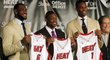 Miami Heat predstavuje silnú trojku: LeBron James (vľavo), Dwyane Wade (v strede) a Chris Bosh (vpravo)