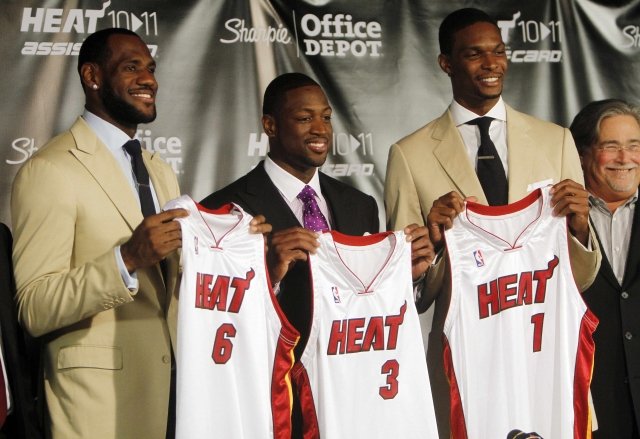 Miami Heat predstavuje silnú trojku: LeBron James (vľavo), Dwyane Wade (v strede) a Chris Bosh (vpravo)