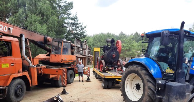 Náročný převoz parního stroje z muzea do westernového městečka vzbudil ve městě pozornost. Stroj má naštěstí sklápěcí komín, což usnadnilo přepravu.