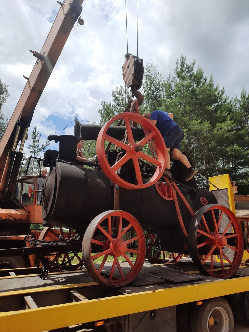 Náročný převoz parního stroje z muzea do westernového městečka vzbudil ve městě pozornost. Stroj má naštěstí sklápěcí komín, což usnadnilo přepravu.