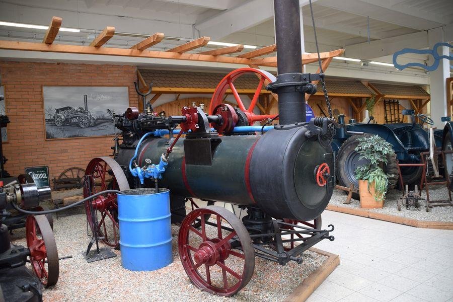 Unikátní parní stroj značky Clayton & Shuttleworth na svém domovském místě v Muzeu zemědělské techniky v Boskovicích.