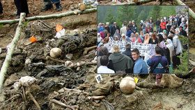 Rodiny čekají na identifikaci ostatků z nově odkrytého masové hrobu v Bosně.