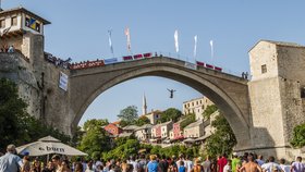 V hercegovském Mostaru se o víkendu uskutečnil další závod populárních skoků do vody. Přilákal tisíce zvědavých diváků