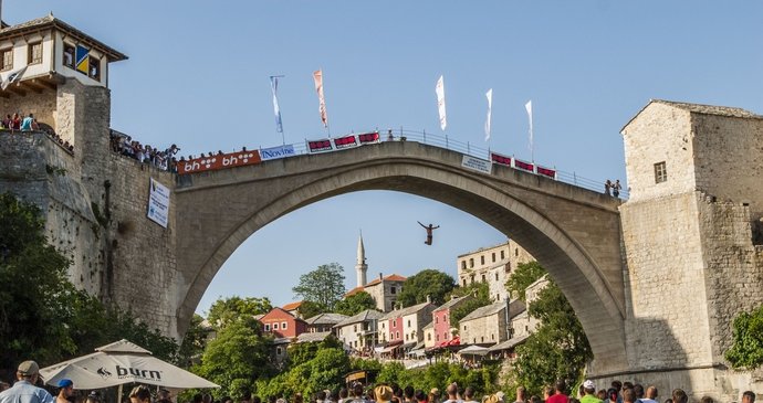 V hercegovském Mostaru se o víkendu uskutečnil další závod populárních skoků do vody. Přilákal tisíce zvědavých diváků