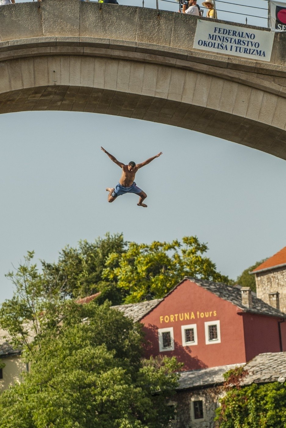 Z Mostarského mostu přitom skočil nedávno i český turista. Z řeky Neretvy však již živý nevyplaval.