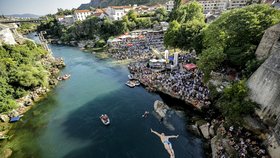 Tradiční skoky z oblíbené památky v Bosně: Starý most v Mostaru (červenec 2024)