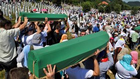 Smutné vzpomínky na masakr v Srebrenici: Identifikace dalších obětí a jejich pohřeb