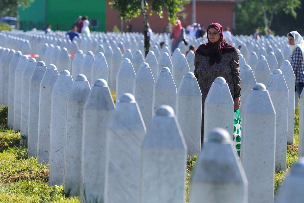 Smutné vzpomínky na masakr v Srebrenici: Identifikace dalších obětí a jejich pohřeb.